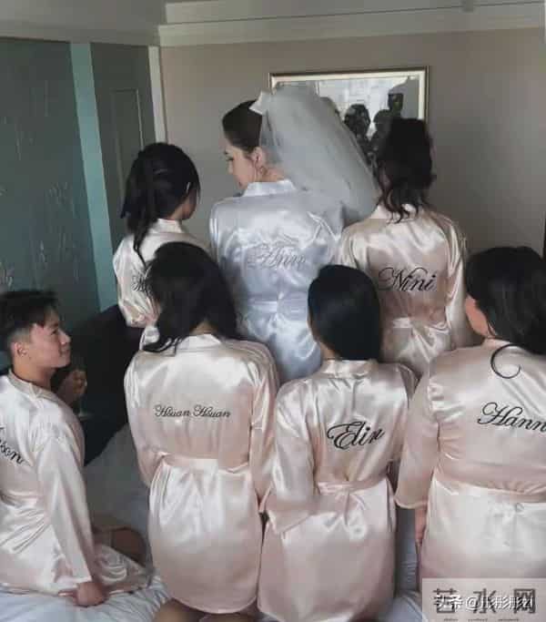 许玮甯婚前睡衣派对嗨翻，瘦高白皙超亮眼，人群中美成风景