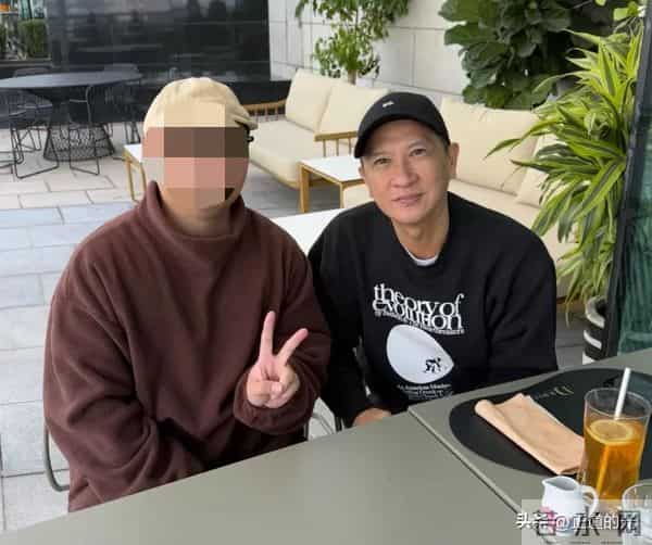 张家辉61岁生日和女性朋友吃饭 皮肤松垮老人味 竟只比郭富城大一岁