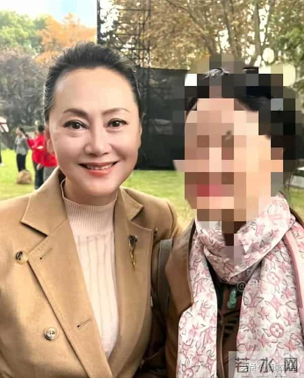 大宋佳现身上戏80年校庆,63岁状态依旧惊艳,比利时老公未现身