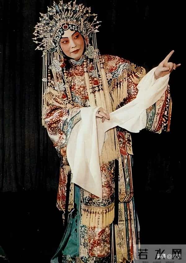 国家一级演员,今79岁仍在拍戏,住上亿四合院,儿子是他一生骄傲