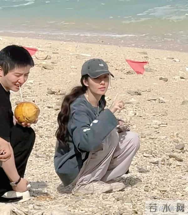 42岁郭碧婷到海南旅游，她在沙滩上玩耍，身材很好，好有少女感啊
