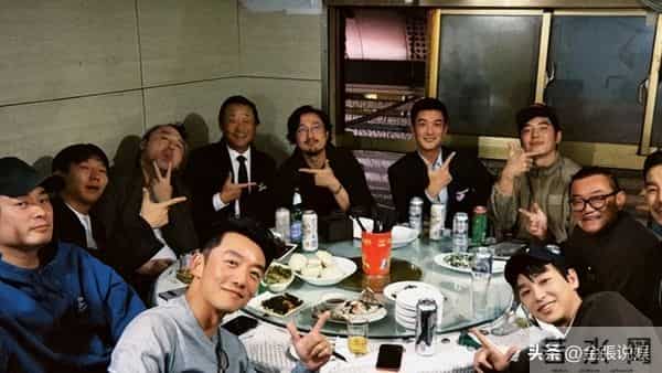 郑恺晒与陈赫等10人合影,被扒P掉7处烟盒打火机,遭吐槽一群老登