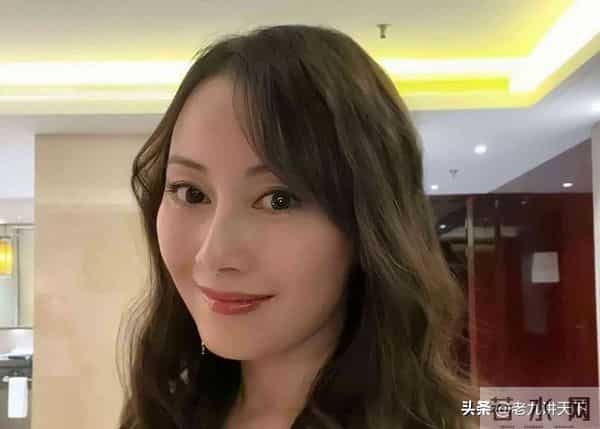 知名香港女星否认隆胸，身材从小就丰满，曝有多位富豪开价包养