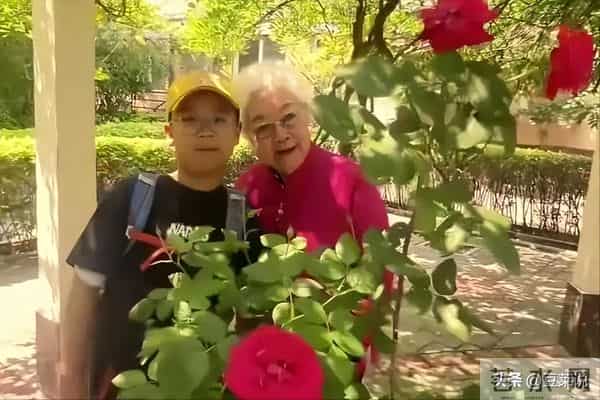 97岁田华现状曝光，和小孙子相依为命，住破旧老房子，日子清贫