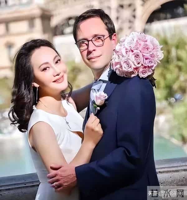 大宋佳现身上戏80年校庆,63岁状态依旧惊艳,比利时老公未现身