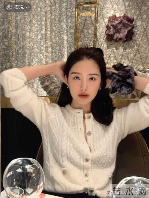 33岁杨采钰晒美照!气色红润,身材苗条 白毛衣解开三粒扣子好性感