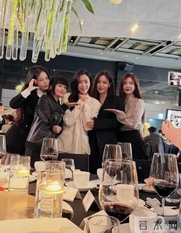 咸恩静婚礼上T-ara再合体,却又是“六缺一”