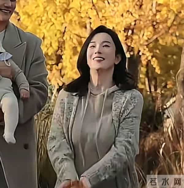 张檬一家三口赏秋，产后喂母乳胸围大了一圈，Dylan肉腿养得真壮