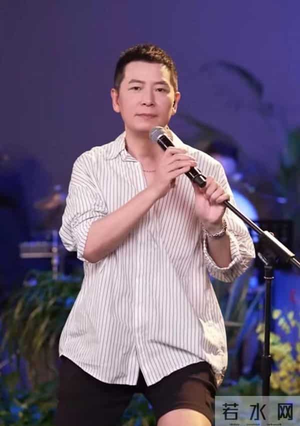 55岁戴军现身上海买手机，定居泰国享受悠闲人生，和她成了新邻居