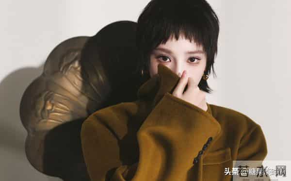 34岁的彭小苒，居然剪了短发了，身穿驼色大衣，真的是越看越耐看