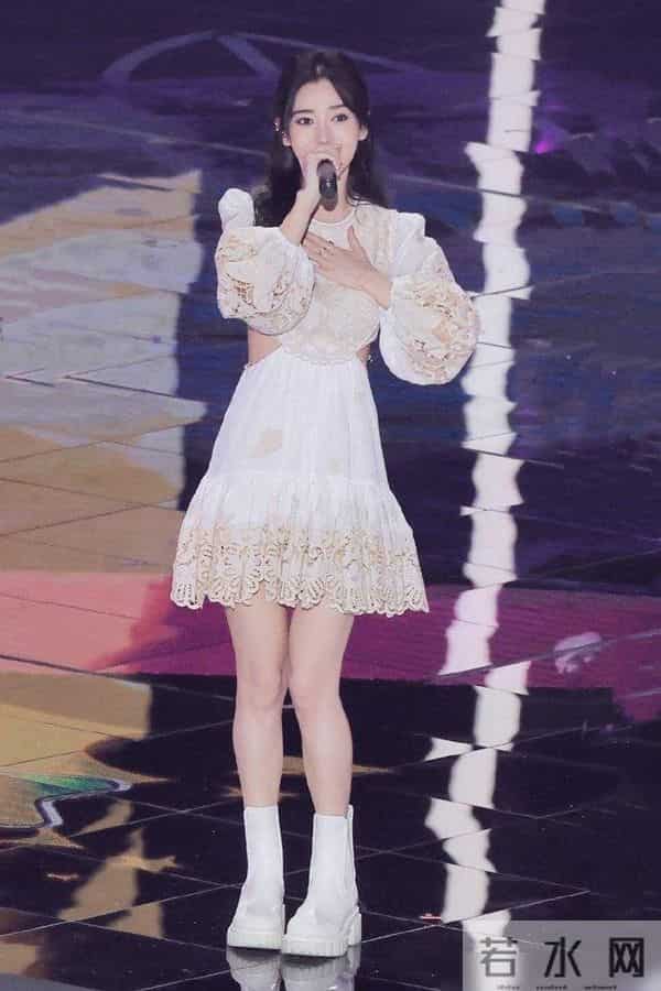 杨颖造型又有新话题,跨年晚会三款造型又美又飒,私服才是真功夫