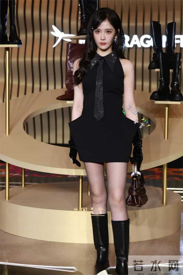 王艺瑾黑丝短靴穿搭出席活动美照
