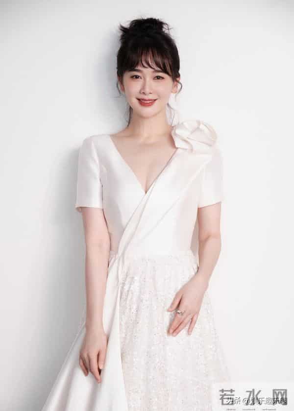 红裙衬得左小青明艳动人，精致造型尽显迷人风采