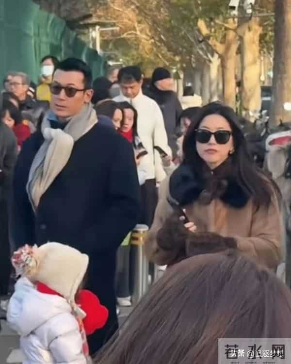 朱珠一家三口北京逛圣诞集市 朱珠挤开老公真相大白 两口子笑翻网友