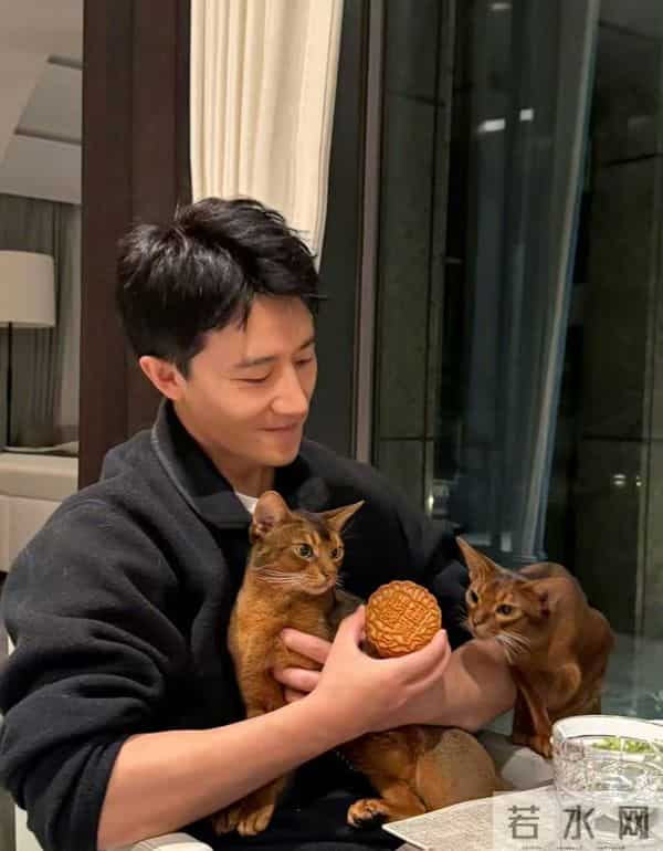 黄轩女友秀恩爱，在一起5年仍很甜，网友：这才是我们想要的嫂子