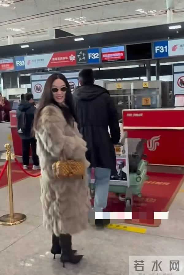 霍思燕夫妇出国旅行，穿40w皮草胖160斤很富态，杜江拎狗包像助理
