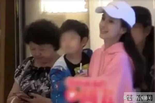 叶柯听见女儿哭 不耐烦捂耳朵 黄晓明妈只照看Angelababy生的小海绵
