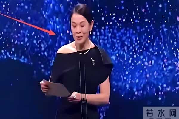 56岁刘若英变样：高龄生子断崖式衰老，脸干瘪像老太太，状态堪忧