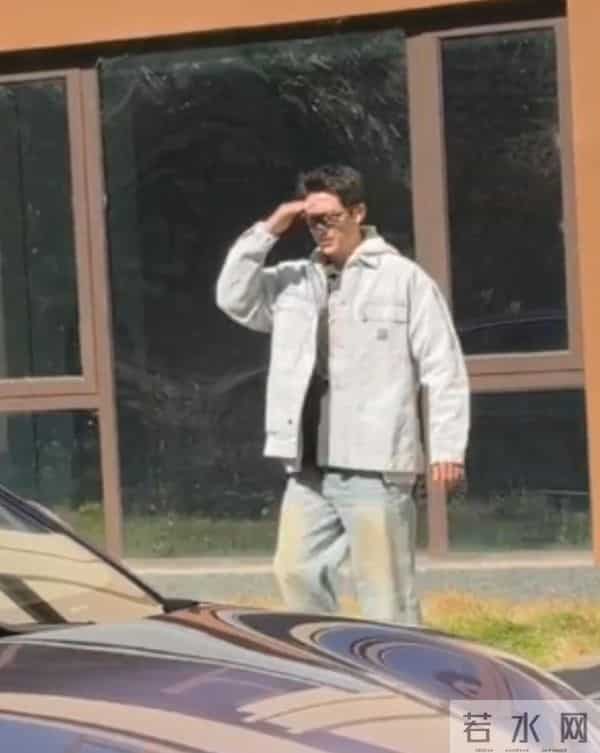 黄景瑜广西被偶遇,开京A牌照30万豪车,全程手挡太阳防止晒脸