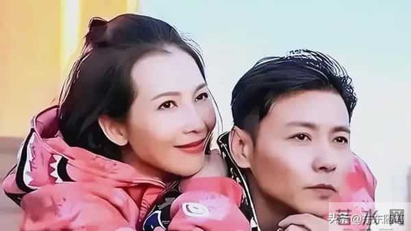 52岁蔡少芬香港逛街，下巴后缩明显，张晋大病痊愈，不能剧烈运动