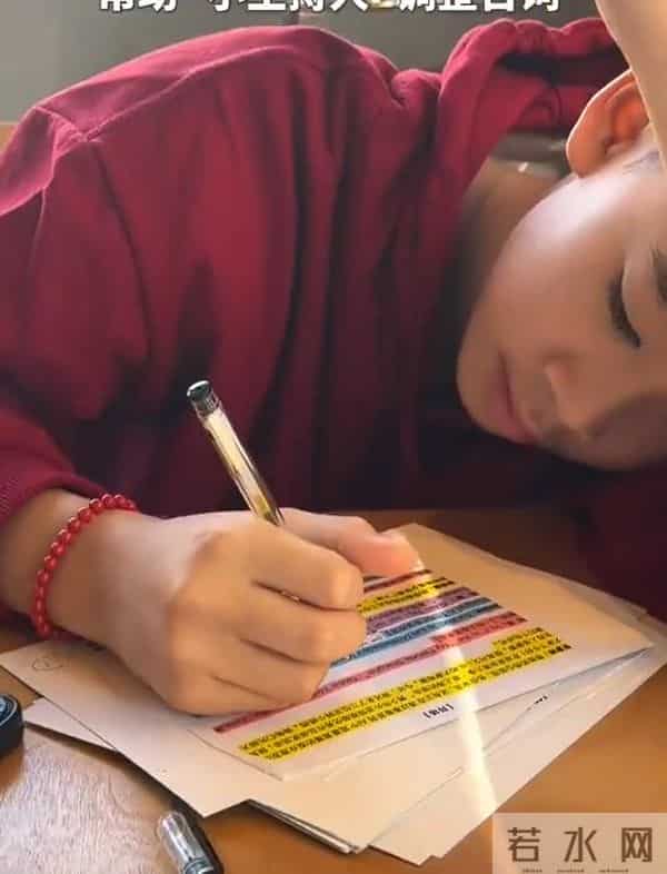 应采儿带娃出通告,素颜肿胀但满脸自豪,儿子后台背稿累到瘫桌上