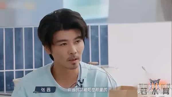 52岁蔡少芬香港逛街，下巴后缩明显，张晋大病痊愈，不能剧烈运动