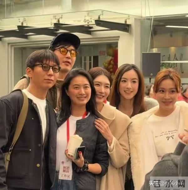 太有料了!上戏80校庆众星蹲苍蝇馆干饭,雷佳音萌翻 马伊琍逛校园