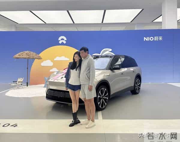 蔚来偶遇范志毅提新车 56岁穿搭潮流 两年换两车 网友：买来送娇妻？