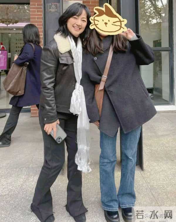 52岁罗海琼回母校上海参加校庆，她穿着皮衣 面带笑容，脸变化挺大