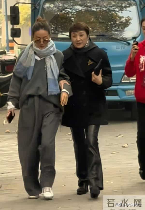 上戏80周年名场面:众星苍蝇馆聚餐、马伊琍江疏影低调、曝大合照