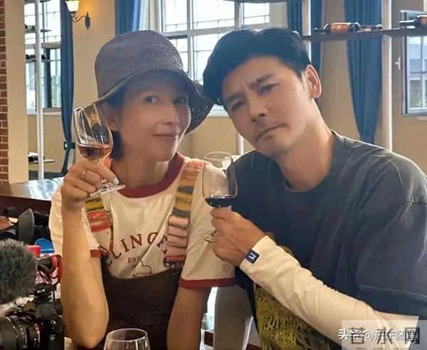 52岁蔡少芬香港逛街，下巴后缩明显，张晋大病痊愈，不能剧烈运动