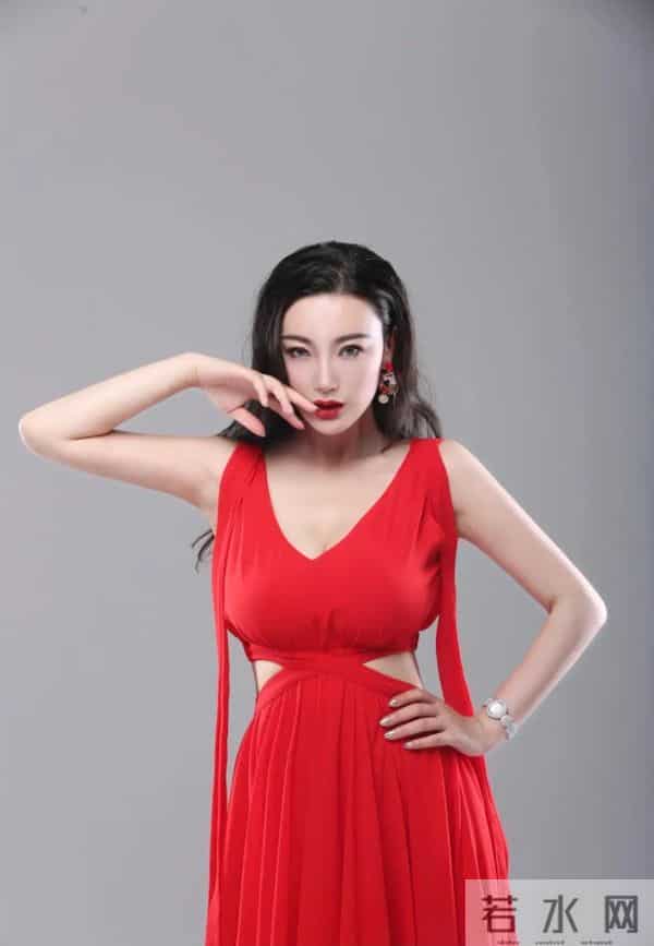 王李丹妮-身材丰腴，一袭红裙韵味十足，不愧被称为“山中女神”