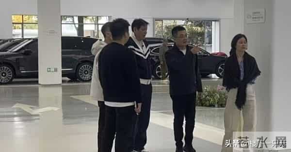 蔚来偶遇范志毅提新车 56岁穿搭潮流 两年换两车 网友：买来送娇妻？