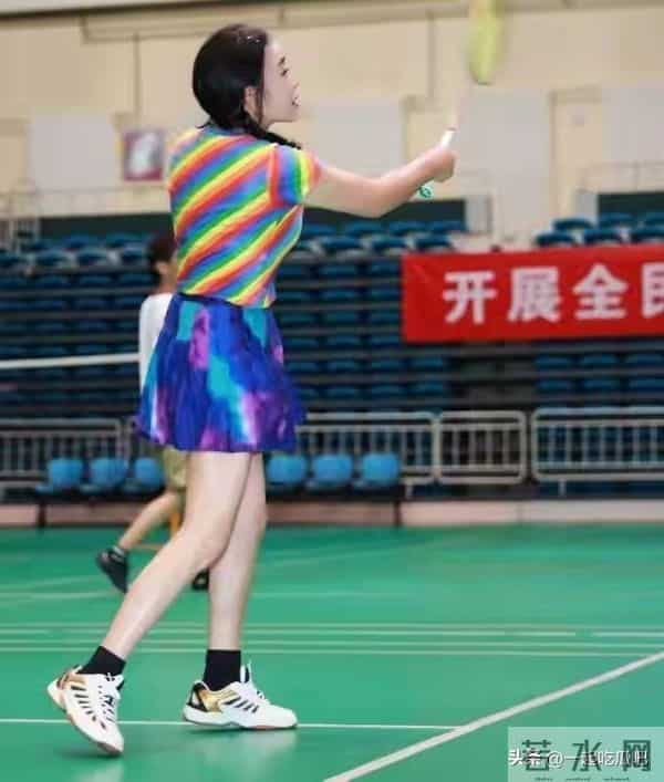 “刘晓庆”高调杀回来,穿衬衫+超短裤像小姑娘,大长腿好抢风头