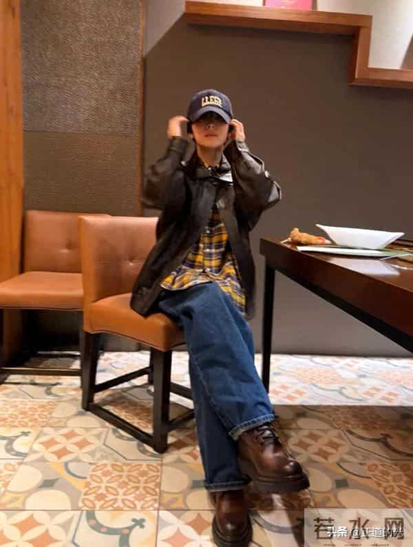 宋慧乔80斤瘦成纸片人 短发棒球帽像假小子 和中年男子贴脸搂肩合影