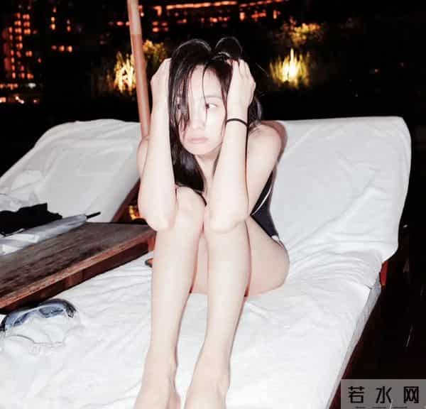 宋茜 黑色泳装照,大长腿光脚丫真的太美了