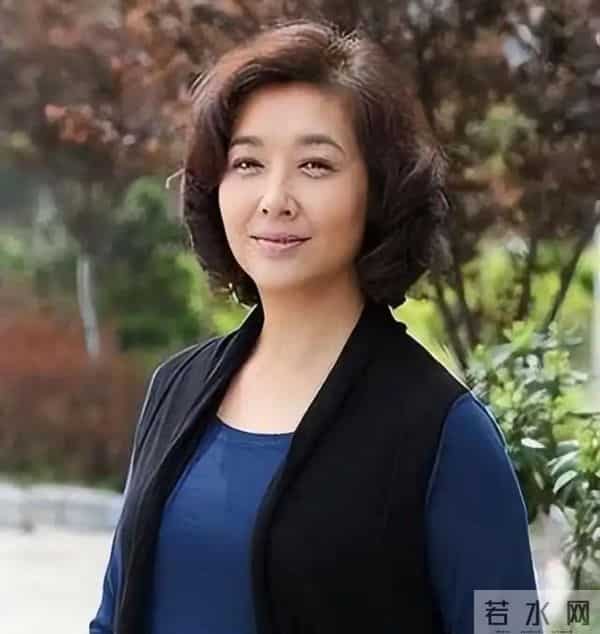 57岁江珊现状曝光！脸垮嘴斜，满头白发，一代女神终是迟暮