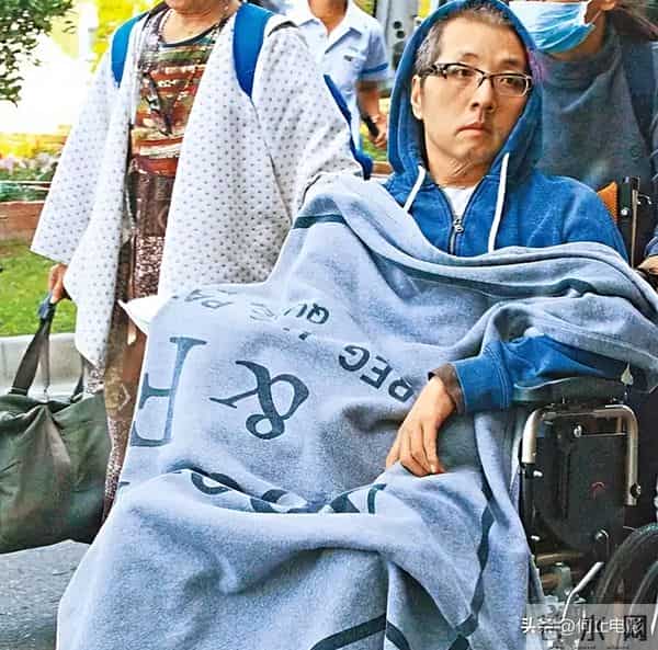57岁袁惟仁瘦到只剩骨架送医院，成植物人三年，全靠母亲姐姐照顾