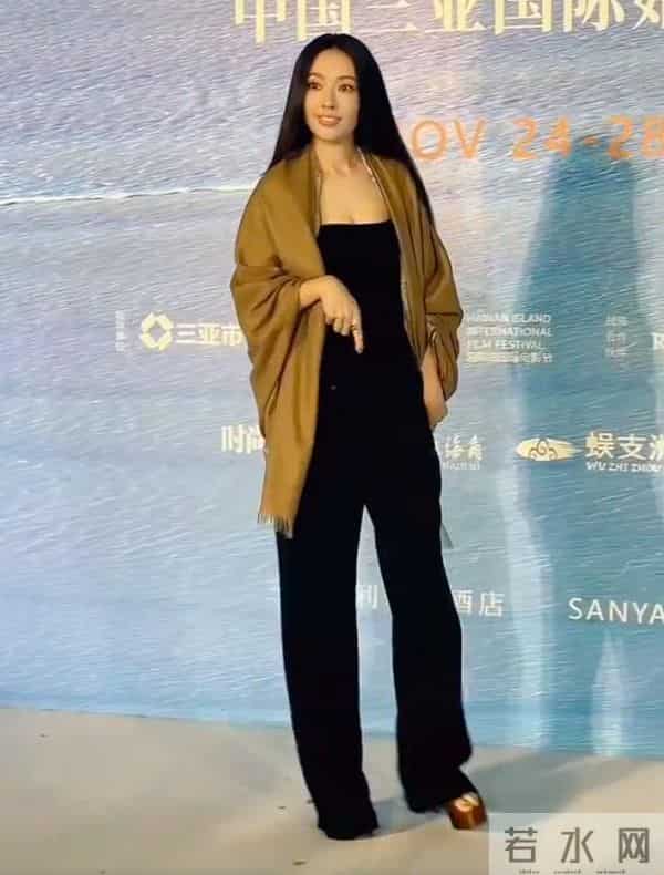 郭碧婷三亚海边捡石头,素颜眼窝深凹很疲惫,带5位助理照顾父亲