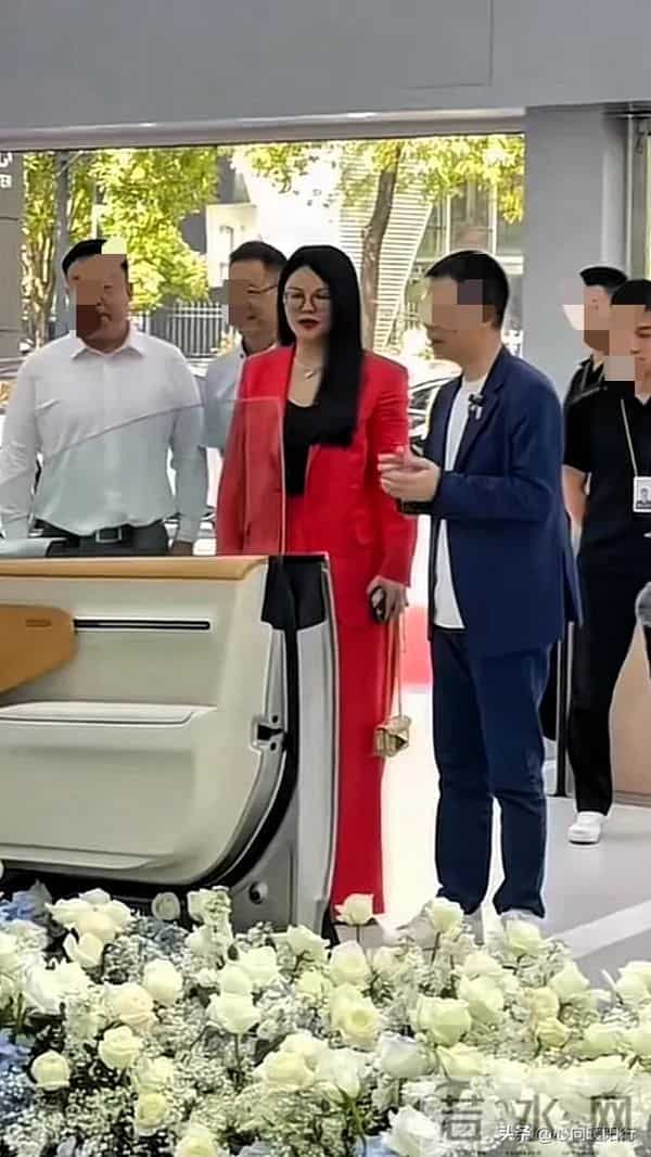 李湘买车现场！颜值气质都在线，一看就有实力，这车款太吸睛了！