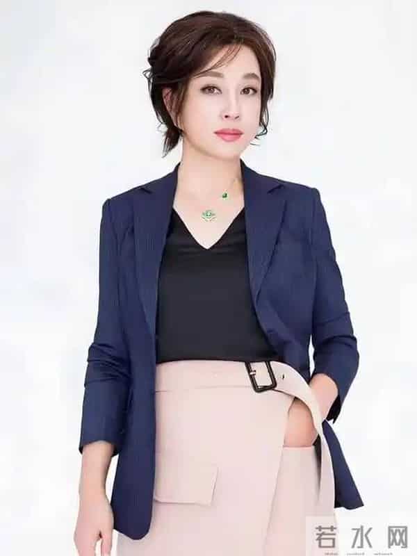 75岁刘晓庆这一摔,摔醒了所有人!