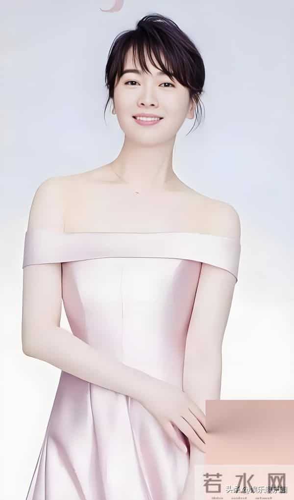 红裙衬得左小青明艳动人，精致造型尽显迷人风采