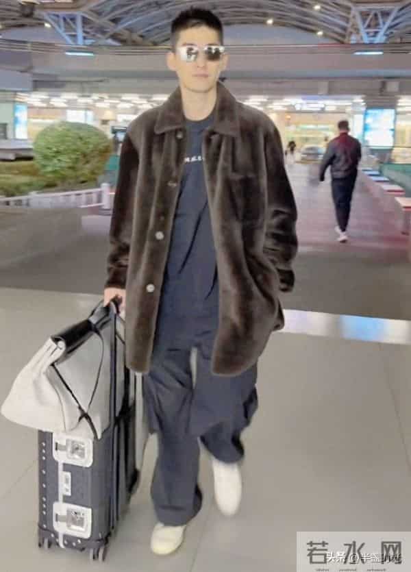 41岁张翰在机场被偶遇，他穿着绒毛大衣，身材修长，眼镜泛光 帅气