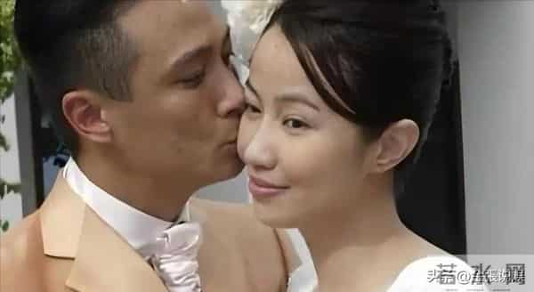 嫁给吴镇宇23年没做过饭，53岁仍似少女，她堪称最美的女星