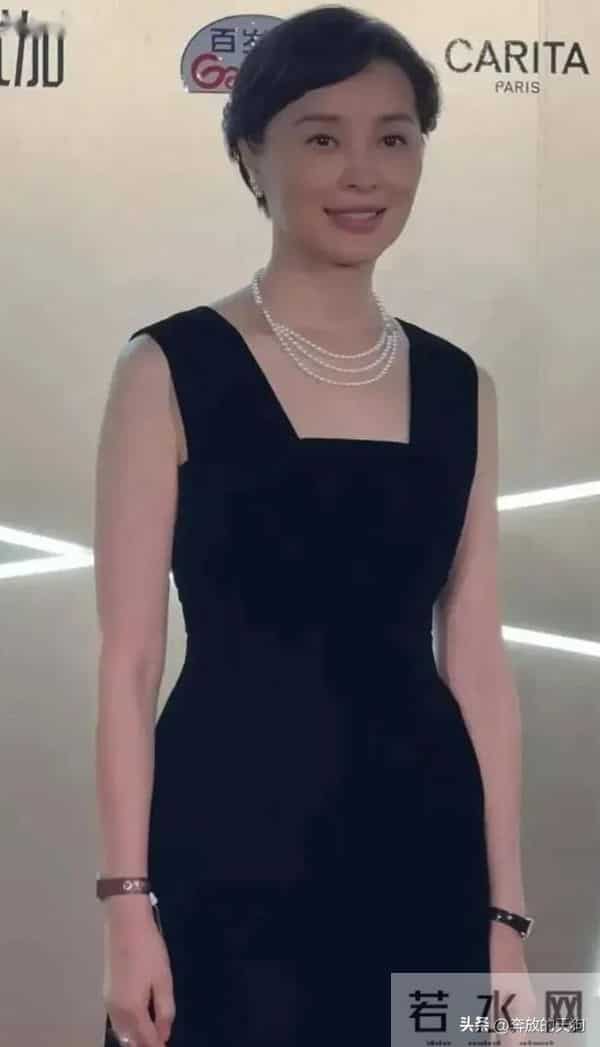 吴越露背黑裙杀疯了！