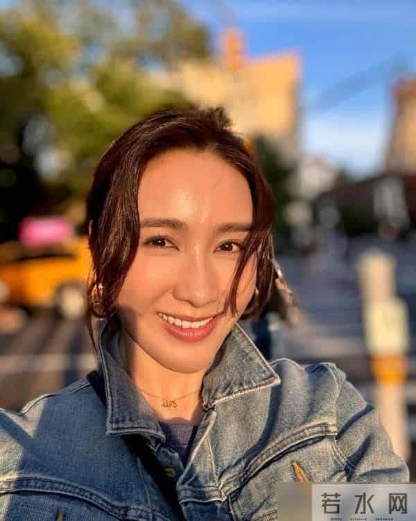 黎姿在国外度假带火了秋冬新穿搭:短款羽绒服+皮裤,时髦又减龄