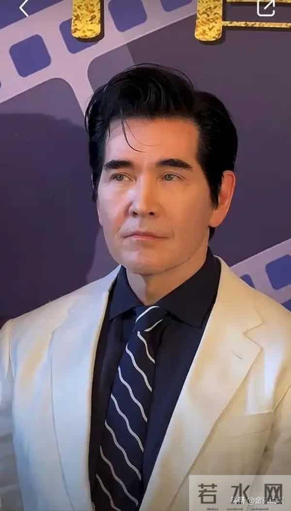 费翔在英国独居