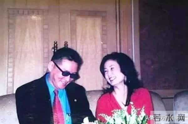 1992年，李敖与王小屯新婚留影，两人相差30岁，气质不输胡因梦