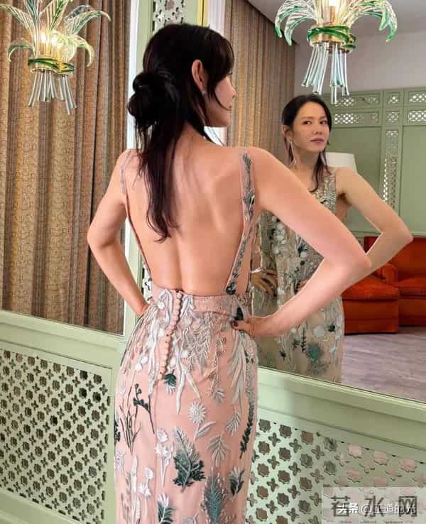 43岁孙艺珍晒撸铁照 腰臀比0.5 狂练背 爱穿露背礼服 身材好但脸很垮