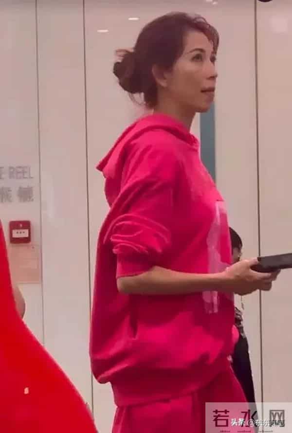52岁蔡少芬香港逛街，下巴后缩明显，张晋大病痊愈，不能剧烈运动